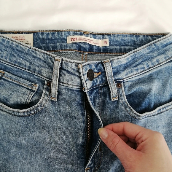 Levi's Premium Denim 721 High Rise Cut Off Denim Jean Shorts Raw Hem 25 (0) - Picture 5 of 15